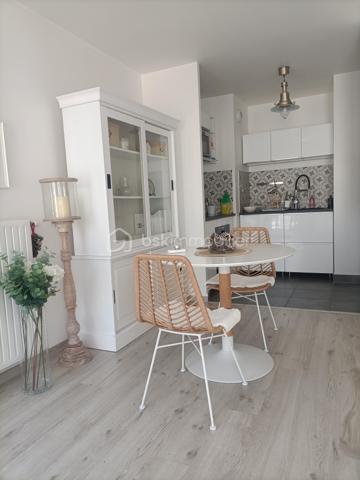 2 PIÈCES AVEC BALCON & PARKING – À 7 MIN DU RER – DISPONIBLE IMMÉDIATEMENT

Ce type de bien ne reste jamais longtemps sur le marché.
Si vous cherchez un appartement sans travaux, bien situé et prêt à vivre, lisez bien.

Au 4e étage d’une résidence récente, ce 2 pièces de 46 m² offre exactement ce que la majorité des acheteurs recherchent… sans les compromis habituels.
Un séjour lumineux avec cuisine ouverte, une chambre au calme, une salle de bains moderne : tout est propre, entretenu, efficace. Vous pouvez emménager immédiatement.
Mais ce qui fait la différence, c’est l’extérieur.
Un balcon exposé ouest, exploitable au quotidien, pas juste décoratif.

Ajoutez à ça :
Une place de parking sécurisée en sous-sol.
Une résidence aux normes récentes (RT 2012).
Aucun travaux à prévoir.

Côté emplacement, c’est du concret :
RER D “Le Vert de Maisons” à 7 minutes à pied.
Future ligne 15 à proximité directe.
Commerces et vie de quartier accessibles à pied.

Ce bien coche toutes les cases pour :
Un premier achat sans mauvaise surprise.
Un investissement locatif rentable dans un secteur en développement.

Soyons clairs, les biens propres, bien placés et avec extérieur partent en premier.
Si vous attendez, quelqu’un d’autre visitera avant vous.

📞 Contactez-moi dès maintenant pour organiser une visite.