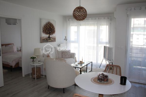 2 PIÈCES AVEC BALCON & PARKING – À 7 MIN DU RER – DISPONIBLE IMMÉDIATEMENT

Ce type de bien ne reste jamais longtemps sur le marché.
Si vous cherchez un appartement sans travaux, bien situé et prêt à vivre, lisez bien.

Au 4e étage d’une résidence récente, ce 2 pièces de 46 m² offre exactement ce que la majorité des acheteurs recherchent… sans les compromis habituels.
Un séjour lumineux avec cuisine ouverte, une chambre au calme, une salle de bains moderne : tout est propre, entretenu, efficace. Vous pouvez emménager immédiatement.
Mais ce qui fait la différence, c’est l’extérieur.
Un balcon exposé ouest, exploitable au quotidien, pas juste décoratif.

Ajoutez à ça :
Une place de parking sécurisée en sous-sol.
Une résidence aux normes récentes (RT 2012).
Aucun travaux à prévoir.

Côté emplacement, c’est du concret :
RER D “Le Vert de Maisons” à 7 minutes à pied.
Future ligne 15 à proximité directe.
Commerces et vie de quartier accessibles à pied.

Ce bien coche toutes les cases pour :
Un premier achat sans mauvaise surprise.
Un investissement locatif rentable dans un secteur en développement.

Soyons clairs, les biens propres, bien placés et avec extérieur partent en premier.
Si vous attendez, quelqu’un d’autre visitera avant vous.

📞 Contactez-moi dès maintenant pour organiser une visite.