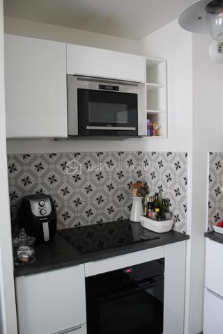 2 PIÈCES AVEC BALCON & PARKING – À 7 MIN DU RER – DISPONIBLE IMMÉDIATEMENT

Ce type de bien ne reste jamais longtemps sur le marché.
Si vous cherchez un appartement sans travaux, bien situé et prêt à vivre, lisez bien.

Au 4e étage d’une résidence récente, ce 2 pièces de 46 m² offre exactement ce que la majorité des acheteurs recherchent… sans les compromis habituels.
Un séjour lumineux avec cuisine ouverte, une chambre au calme, une salle de bains moderne : tout est propre, entretenu, efficace. Vous pouvez emménager immédiatement.
Mais ce qui fait la différence, c’est l’extérieur.
Un balcon exposé ouest, exploitable au quotidien, pas juste décoratif.

Ajoutez à ça :
Une place de parking sécurisée en sous-sol.
Une résidence aux normes récentes (RT 2012).
Aucun travaux à prévoir.

Côté emplacement, c’est du concret :
RER D “Le Vert de Maisons” à 7 minutes à pied.
Future ligne 15 à proximité directe.
Commerces et vie de quartier accessibles à pied.

Ce bien coche toutes les cases pour :
Un premier achat sans mauvaise surprise.
Un investissement locatif rentable dans un secteur en développement.

Soyons clairs, les biens propres, bien placés et avec extérieur partent en premier.
Si vous attendez, quelqu’un d’autre visitera avant vous.

📞 Contactez-moi dès maintenant pour organiser une visite.
