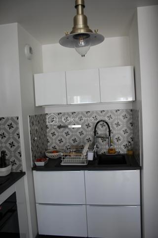 2 PIÈCES AVEC BALCON & PARKING – À 7 MIN DU RER – DISPONIBLE IMMÉDIATEMENT

Ce type de bien ne reste jamais longtemps sur le marché.
Si vous cherchez un appartement sans travaux, bien situé et prêt à vivre, lisez bien.

Au 4e étage d’une résidence récente, ce 2 pièces de 46 m² offre exactement ce que la majorité des acheteurs recherchent… sans les compromis habituels.
Un séjour lumineux avec cuisine ouverte, une chambre au calme, une salle de bains moderne : tout est propre, entretenu, efficace. Vous pouvez emménager immédiatement.
Mais ce qui fait la différence, c’est l’extérieur.
Un balcon exposé ouest, exploitable au quotidien, pas juste décoratif.

Ajoutez à ça :
Une place de parking sécurisée en sous-sol.
Une résidence aux normes récentes (RT 2012).
Aucun travaux à prévoir.

Côté emplacement, c’est du concret :
RER D “Le Vert de Maisons” à 7 minutes à pied.
Future ligne 15 à proximité directe.
Commerces et vie de quartier accessibles à pied.

Ce bien coche toutes les cases pour :
Un premier achat sans mauvaise surprise.
Un investissement locatif rentable dans un secteur en développement.

Soyons clairs, les biens propres, bien placés et avec extérieur partent en premier.
Si vous attendez, quelqu’un d’autre visitera avant vous.

📞 Contactez-moi dès maintenant pour organiser une visite.