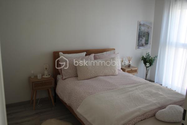 2 PIÈCES AVEC BALCON & PARKING – À 7 MIN DU RER – DISPONIBLE IMMÉDIATEMENT

Ce type de bien ne reste jamais longtemps sur le marché.
Si vous cherchez un appartement sans travaux, bien situé et prêt à vivre, lisez bien.

Au 4e étage d’une résidence récente, ce 2 pièces de 46 m² offre exactement ce que la majorité des acheteurs recherchent… sans les compromis habituels.
Un séjour lumineux avec cuisine ouverte, une chambre au calme, une salle de bains moderne : tout est propre, entretenu, efficace. Vous pouvez emménager immédiatement.
Mais ce qui fait la différence, c’est l’extérieur.
Un balcon exposé ouest, exploitable au quotidien, pas juste décoratif.

Ajoutez à ça :
Une place de parking sécurisée en sous-sol.
Une résidence aux normes récentes (RT 2012).
Aucun travaux à prévoir.

Côté emplacement, c’est du concret :
RER D “Le Vert de Maisons” à 7 minutes à pied.
Future ligne 15 à proximité directe.
Commerces et vie de quartier accessibles à pied.

Ce bien coche toutes les cases pour :
Un premier achat sans mauvaise surprise.
Un investissement locatif rentable dans un secteur en développement.

Soyons clairs, les biens propres, bien placés et avec extérieur partent en premier.
Si vous attendez, quelqu’un d’autre visitera avant vous.

📞 Contactez-moi dès maintenant pour organiser une visite.