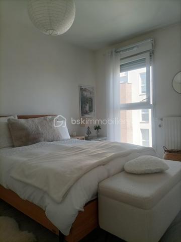 2 PIÈCES AVEC BALCON & PARKING – À 7 MIN DU RER – DISPONIBLE IMMÉDIATEMENT

Ce type de bien ne reste jamais longtemps sur le marché.
Si vous cherchez un appartement sans travaux, bien situé et prêt à vivre, lisez bien.

Au 4e étage d’une résidence récente, ce 2 pièces de 46 m² offre exactement ce que la majorité des acheteurs recherchent… sans les compromis habituels.
Un séjour lumineux avec cuisine ouverte, une chambre au calme, une salle de bains moderne : tout est propre, entretenu, efficace. Vous pouvez emménager immédiatement.
Mais ce qui fait la différence, c’est l’extérieur.
Un balcon exposé ouest, exploitable au quotidien, pas juste décoratif.

Ajoutez à ça :
Une place de parking sécurisée en sous-sol.
Une résidence aux normes récentes (RT 2012).
Aucun travaux à prévoir.

Côté emplacement, c’est du concret :
RER D “Le Vert de Maisons” à 7 minutes à pied.
Future ligne 15 à proximité directe.
Commerces et vie de quartier accessibles à pied.

Ce bien coche toutes les cases pour :
Un premier achat sans mauvaise surprise.
Un investissement locatif rentable dans un secteur en développement.

Soyons clairs, les biens propres, bien placés et avec extérieur partent en premier.
Si vous attendez, quelqu’un d’autre visitera avant vous.

📞 Contactez-moi dès maintenant pour organiser une visite.