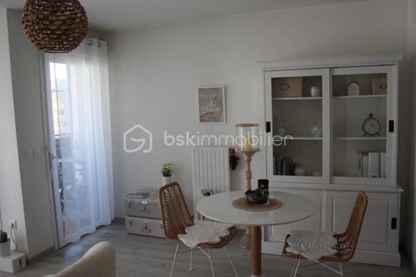 2 PIÈCES AVEC BALCON & PARKING – À 7 MIN DU RER – DISPONIBLE IMMÉDIATEMENT

Ce type de bien ne reste jamais longtemps sur le marché.
Si vous cherchez un appartement sans travaux, bien situé et prêt à vivre, lisez bien.

Au 4e étage d’une résidence récente, ce 2 pièces de 46 m² offre exactement ce que la majorité des acheteurs recherchent… sans les compromis habituels.
Un séjour lumineux avec cuisine ouverte, une chambre au calme, une salle de bains moderne : tout est propre, entretenu, efficace. Vous pouvez emménager immédiatement.
Mais ce qui fait la différence, c’est l’extérieur.
Un balcon exposé ouest, exploitable au quotidien, pas juste décoratif.

Ajoutez à ça :
Une place de parking sécurisée en sous-sol.
Une résidence aux normes récentes (RT 2012).
Aucun travaux à prévoir.

Côté emplacement, c’est du concret :
RER D “Le Vert de Maisons” à 7 minutes à pied.
Future ligne 15 à proximité directe.
Commerces et vie de quartier accessibles à pied.

Ce bien coche toutes les cases pour :
Un premier achat sans mauvaise surprise.
Un investissement locatif rentable dans un secteur en développement.

Soyons clairs, les biens propres, bien placés et avec extérieur partent en premier.
Si vous attendez, quelqu’un d’autre visitera avant vous.

📞 Contactez-moi dès maintenant pour organiser une visite.