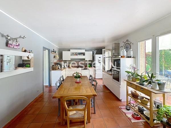 VENELLES - Villa 4 chambres avec piscine sur terrain arboré de 4 000 m² - T1 attenant avec entrée indépendante