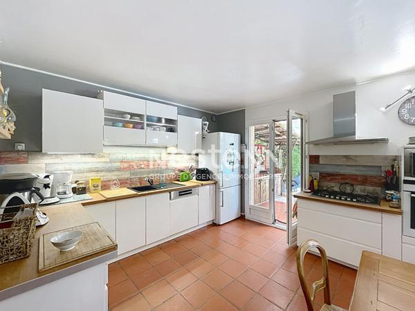VENELLES - Villa 4 chambres avec piscine sur terrain arboré de 4 000 m² - T1 attenant avec entrée indépendante