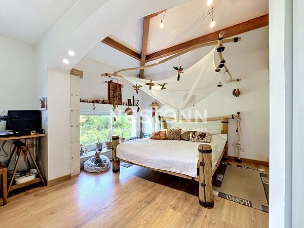 VENELLES - Villa 4 chambres avec piscine sur terrain arboré de 4 000 m² - T1 attenant avec entrée indépendante