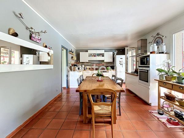 VENELLES - Villa 4 chambres avec piscine sur terrain arboré de 4 000 m² - T1 attenant avec entrée indépendante