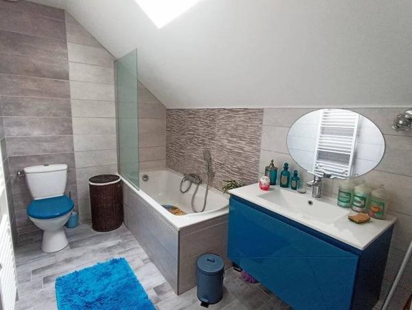 Maison familiale avec accès au canal