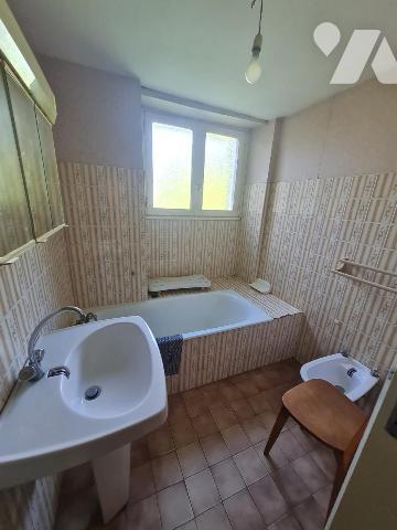 À Vendre à Radenac Maison semi-mitoyenne à rénover 