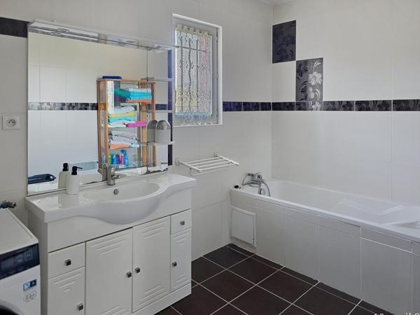 Maison familiale avec 4 chambres, garage 70 m² et jardin constructible