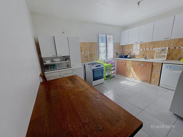 Maison familiale avec 4 chambres, garage 70 m² et jardin constructible