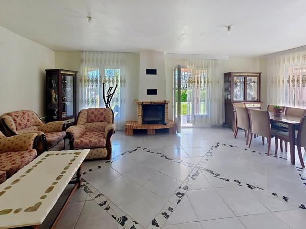 Maison familiale avec 4 chambres, garage 70 m² et jardin constructible