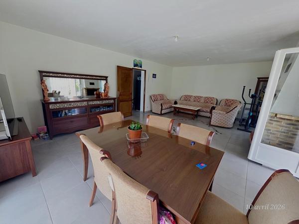 Maison familiale avec 4 chambres, garage 70 m² et jardin constructible