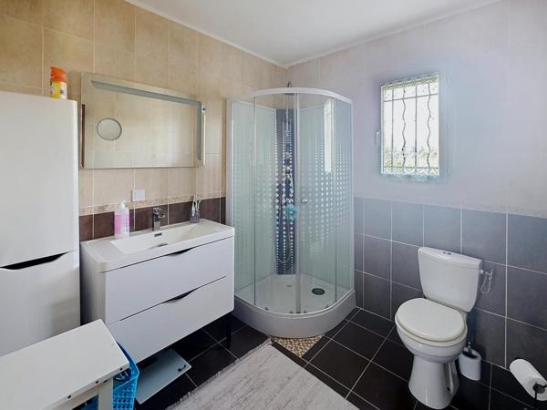 Maison familiale avec 4 chambres, garage 70 m² et jardin constructible