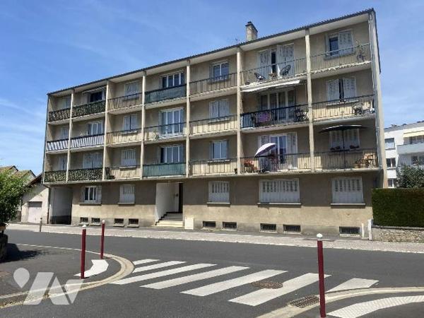 ARPAJON SUR CERE, centre bourg, appartement duplex au RDC et 1er étage comprenant entrée, cuisi...