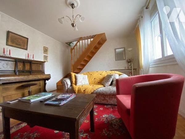 ARPAJON SUR CERE, centre bourg, appartement duplex au RDC et 1er étage comprenant entrée, cuisi...