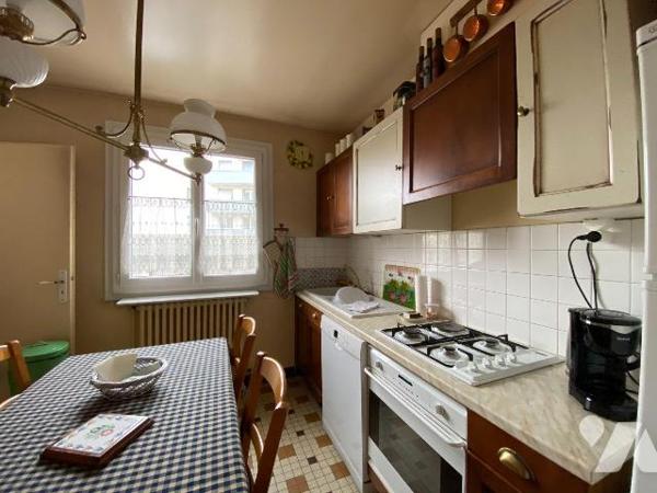 ARPAJON SUR CERE, centre bourg, appartement duplex au RDC et 1er étage comprenant entrée, cuisi...