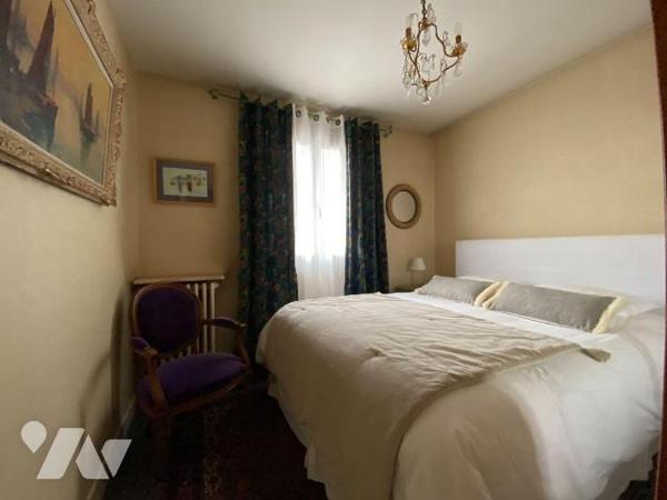 ARPAJON SUR CERE, centre bourg, appartement duplex au RDC et 1er étage comprenant entrée, cuisi...