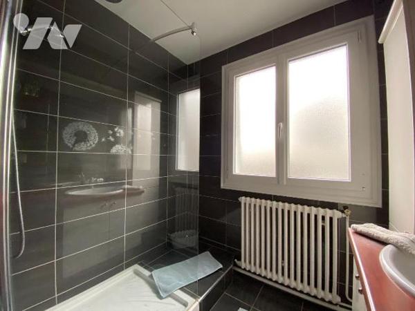 ARPAJON SUR CERE, centre bourg, appartement duplex au RDC et 1er étage comprenant entrée, cuisi...