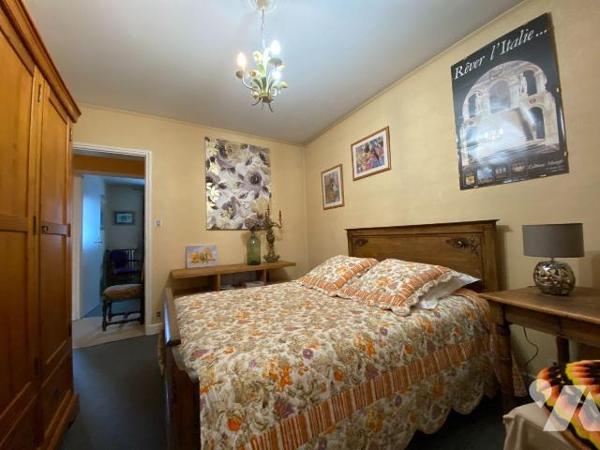 ARPAJON SUR CERE, centre bourg, appartement duplex au RDC et 1er étage comprenant entrée, cuisi...