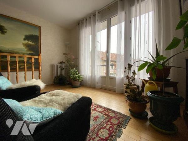 ARPAJON SUR CERE, centre bourg, appartement duplex au RDC et 1er étage comprenant entrée, cuisi...