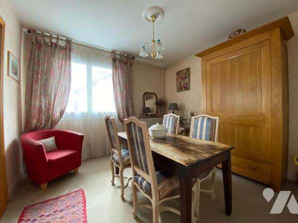 ARPAJON SUR CERE, centre bourg, appartement duplex au RDC et 1er étage comprenant entrée, cuisi...