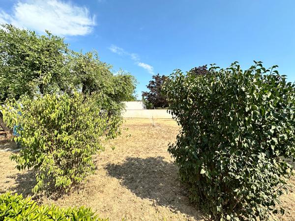 TERRAIN CONSTRUCTIBLE DE 750M2 AVEC FORAGE AU CALME LUMINEUX EXPOSE SUD A VINON SUR VERDON