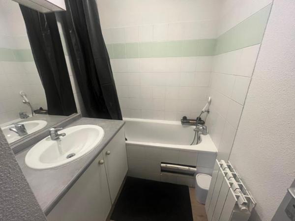 STUDIO MEUBLÉ AVEC TERRASSE - PRADETTES