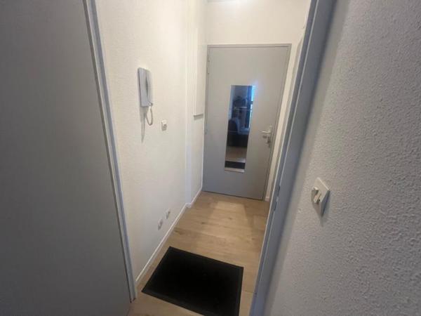 STUDIO MEUBLÉ AVEC TERRASSE - PRADETTES