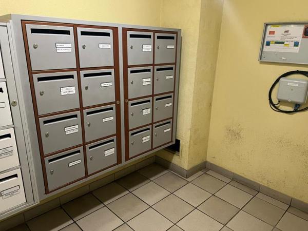 STUDIO MEUBLÉ AVEC TERRASSE - PRADETTES