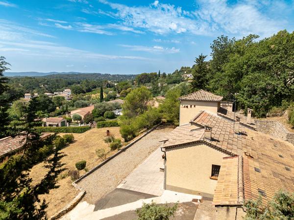 À VENDRE EN EXCLUSIVITÉ - LORGUES - MAISON À FORT POTENTIEL DE 83M²  AVEC UNE VUE DOMINANTE ET TRÈS GRAND GARAGE 65m²