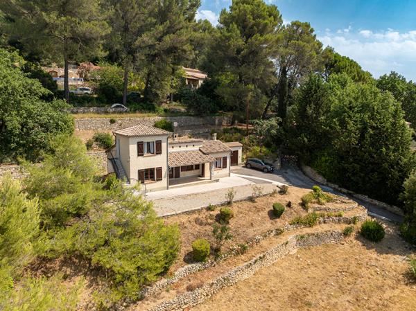 À VENDRE EN EXCLUSIVITÉ - LORGUES - MAISON À FORT POTENTIEL DE 83M²  AVEC UNE VUE DOMINANTE ET TRÈS GRAND GARAGE 65m²