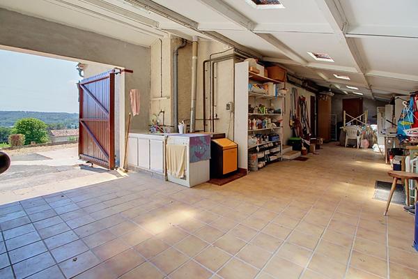 À VENDRE EN EXCLUSIVITÉ - LORGUES - MAISON À FORT POTENTIEL DE 83M²  AVEC UNE VUE DOMINANTE ET TRÈS GRAND GARAGE 65m²