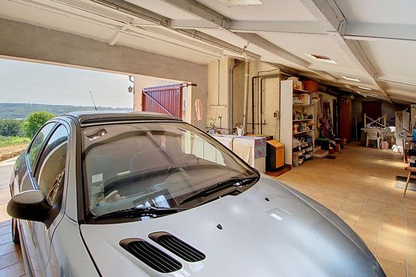 À VENDRE EN EXCLUSIVITÉ - LORGUES - MAISON À FORT POTENTIEL DE 83M²  AVEC UNE VUE DOMINANTE ET TRÈS GRAND GARAGE 65m²