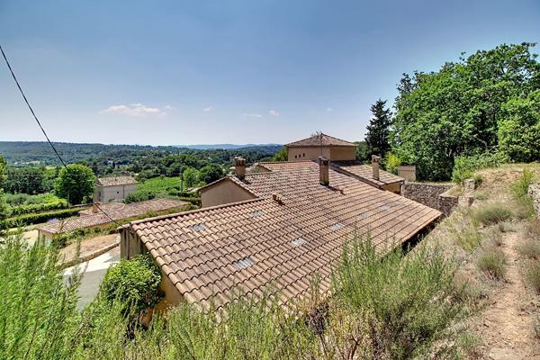 À VENDRE EN EXCLUSIVITÉ - LORGUES - MAISON À FORT POTENTIEL DE 83M²  AVEC UNE VUE DOMINANTE ET TRÈS GRAND GARAGE 65m²