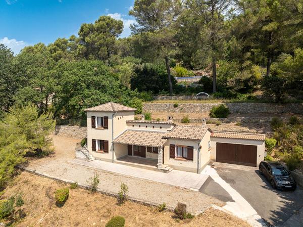 À VENDRE EN EXCLUSIVITÉ - LORGUES - MAISON À FORT POTENTIEL DE 83M²  AVEC UNE VUE DOMINANTE ET TRÈS GRAND GARAGE 65m²