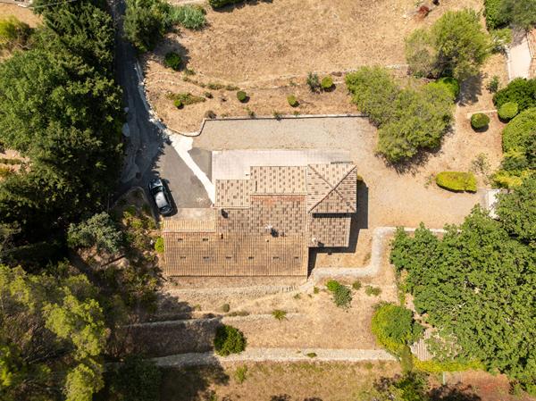 À VENDRE EN EXCLUSIVITÉ - LORGUES - MAISON À FORT POTENTIEL DE 83M²  AVEC UNE VUE DOMINANTE ET TRÈS GRAND GARAGE 65m²