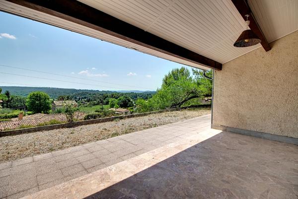 À VENDRE EN EXCLUSIVITÉ - LORGUES - MAISON À FORT POTENTIEL DE 83M²  AVEC UNE VUE DOMINANTE ET TRÈS GRAND GARAGE 65m²