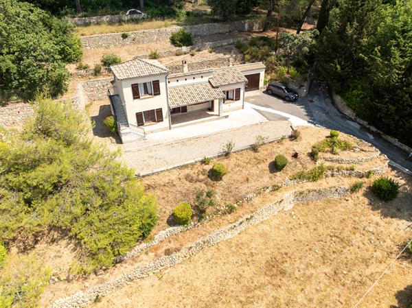 À VENDRE EN EXCLUSIVITÉ - LORGUES - MAISON À FORT POTENTIEL DE 83M²  AVEC UNE VUE DOMINANTE ET TRÈS GRAND GARAGE 65m²