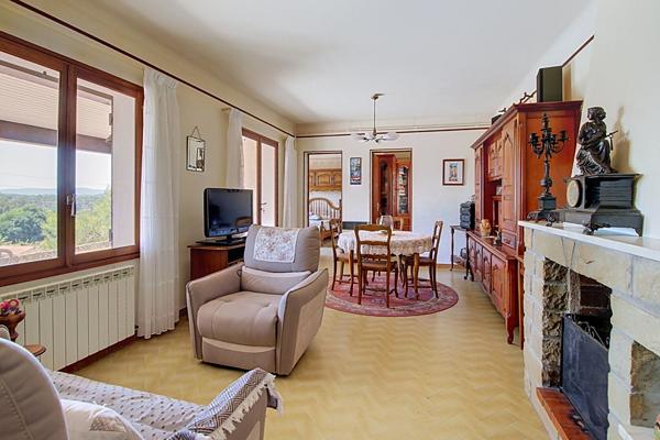À VENDRE EN EXCLUSIVITÉ - LORGUES - MAISON À FORT POTENTIEL DE 83M²  AVEC UNE VUE DOMINANTE ET TRÈS GRAND GARAGE 65m²