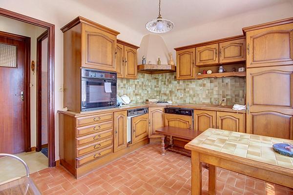 À VENDRE EN EXCLUSIVITÉ - LORGUES - MAISON À FORT POTENTIEL DE 83M²  AVEC UNE VUE DOMINANTE ET TRÈS GRAND GARAGE 65m²