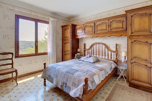 À VENDRE EN EXCLUSIVITÉ - LORGUES - MAISON À FORT POTENTIEL DE 83M²  AVEC UNE VUE DOMINANTE ET TRÈS GRAND GARAGE 65m²