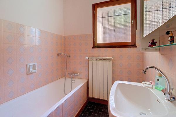 À VENDRE EN EXCLUSIVITÉ - LORGUES - MAISON À FORT POTENTIEL DE 83M²  AVEC UNE VUE DOMINANTE ET TRÈS GRAND GARAGE 65m²