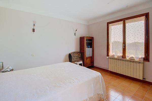 À VENDRE EN EXCLUSIVITÉ - LORGUES - MAISON À FORT POTENTIEL DE 83M²  AVEC UNE VUE DOMINANTE ET TRÈS GRAND GARAGE 65m²