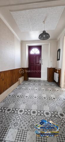 Une belle opportunité, idéale en résidence principale ou pour un investissement en location saisonnière et/ou annuelle !

À seulement quelques pas des commerces, écoles et services, venez découvrir cette agréable maison de caractère d'environ 96 m² habitables, offrant un beau potentiel et un agencement particulièrement fonctionnel.
Dès l'entrée, le charme de l'ancien opère. Le séjour, chaleureux et convivial, est agrémenté d'un poêle à bois récent, idéal pour profiter d'une ambiance cocooning durant l'hiver. Les radiateurs électriques ont également été remplacés récemment pour un meilleur confort.
L'espace nuit se compose de deux belles chambres, chacune disposant de sa propre salle d'eau, un véritable atout pour préserver l'intimité de chacun ou développer un projet de location saisonnière.

À quelques mètres seulement de la maison, vous bénéficierez d'une parcelle privative indépendante, comprenant :
- un carport,
- un cabanon de stockage,
- un espace permettant de stationner un véhicule,
- un coin repas ou détente aux beaux jours,
- un espace idéal pour le stockage du bois destiné au poêle.

Les atouts du bien :
✅ Maison de caractère
✅ Environ 96 m² habitables.
✅ 2 chambres
✅ 2 salles d'eau
✅ Poêle à bois récent 
✅ Radiateurs électriques remplacés récemment.
✅ Carport
✅ Cabanon
✅ Faible entretien extérieur
✅ Commerces accessibles à pied
✅ Idéal résidence principale, pied-à-terre ou investissement locatif.

💰 66 667 € HAI – Honoraires à la charge du vendeur

📞 Une visite ? Parlons-en !
Florian MILLON
Conseiller immobilier BSK Immobilier
📱 06 98 63 43 18
📧 f.millon@bskimmobilier.com