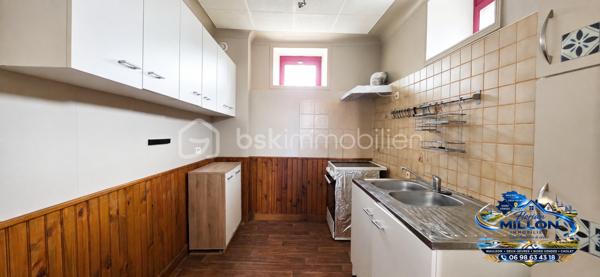 Une belle opportunité, idéale en résidence principale ou pour un investissement en location saisonnière et/ou annuelle !

À seulement quelques pas des commerces, écoles et services, venez découvrir cette agréable maison de caractère d'environ 96 m² habitables, offrant un beau potentiel et un agencement particulièrement fonctionnel.
Dès l'entrée, le charme de l'ancien opère. Le séjour, chaleureux et convivial, est agrémenté d'un poêle à bois récent, idéal pour profiter d'une ambiance cocooning durant l'hiver. Les radiateurs électriques ont également été remplacés récemment pour un meilleur confort.
L'espace nuit se compose de deux belles chambres, chacune disposant de sa propre salle d'eau, un véritable atout pour préserver l'intimité de chacun ou développer un projet de location saisonnière.

À quelques mètres seulement de la maison, vous bénéficierez d'une parcelle privative indépendante, comprenant :
- un carport,
- un cabanon de stockage,
- un espace permettant de stationner un véhicule,
- un coin repas ou détente aux beaux jours,
- un espace idéal pour le stockage du bois destiné au poêle.

Les atouts du bien :
✅ Maison de caractère
✅ Environ 96 m² habitables.
✅ 2 chambres
✅ 2 salles d'eau
✅ Poêle à bois récent 
✅ Radiateurs électriques remplacés récemment.
✅ Carport
✅ Cabanon
✅ Faible entretien extérieur
✅ Commerces accessibles à pied
✅ Idéal résidence principale, pied-à-terre ou investissement locatif.

💰 66 667 € HAI – Honoraires à la charge du vendeur

📞 Une visite ? Parlons-en !
Florian MILLON
Conseiller immobilier BSK Immobilier
📱 06 98 63 43 18
📧 f.millon@bskimmobilier.com