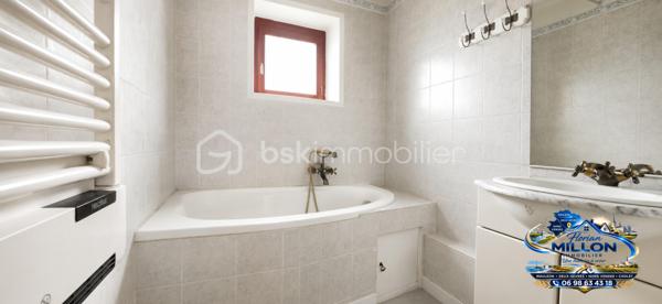 Une belle opportunité, idéale en résidence principale ou pour un investissement en location saisonnière et/ou annuelle !

À seulement quelques pas des commerces, écoles et services, venez découvrir cette agréable maison de caractère d'environ 96 m² habitables, offrant un beau potentiel et un agencement particulièrement fonctionnel.
Dès l'entrée, le charme de l'ancien opère. Le séjour, chaleureux et convivial, est agrémenté d'un poêle à bois récent, idéal pour profiter d'une ambiance cocooning durant l'hiver. Les radiateurs électriques ont également été remplacés récemment pour un meilleur confort.
L'espace nuit se compose de deux belles chambres, chacune disposant de sa propre salle d'eau, un véritable atout pour préserver l'intimité de chacun ou développer un projet de location saisonnière.

À quelques mètres seulement de la maison, vous bénéficierez d'une parcelle privative indépendante, comprenant :
- un carport,
- un cabanon de stockage,
- un espace permettant de stationner un véhicule,
- un coin repas ou détente aux beaux jours,
- un espace idéal pour le stockage du bois destiné au poêle.

Les atouts du bien :
✅ Maison de caractère
✅ Environ 96 m² habitables.
✅ 2 chambres
✅ 2 salles d'eau
✅ Poêle à bois récent 
✅ Radiateurs électriques remplacés récemment.
✅ Carport
✅ Cabanon
✅ Faible entretien extérieur
✅ Commerces accessibles à pied
✅ Idéal résidence principale, pied-à-terre ou investissement locatif.

💰 66 667 € HAI – Honoraires à la charge du vendeur

📞 Une visite ? Parlons-en !
Florian MILLON
Conseiller immobilier BSK Immobilier
📱 06 98 63 43 18
📧 f.millon@bskimmobilier.com