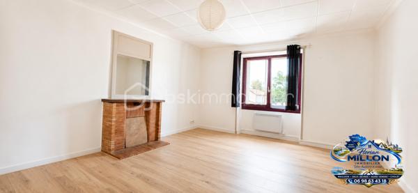 Une belle opportunité, idéale en résidence principale ou pour un investissement en location saisonnière et/ou annuelle !

À seulement quelques pas des commerces, écoles et services, venez découvrir cette agréable maison de caractère d'environ 96 m² habitables, offrant un beau potentiel et un agencement particulièrement fonctionnel.
Dès l'entrée, le charme de l'ancien opère. Le séjour, chaleureux et convivial, est agrémenté d'un poêle à bois récent, idéal pour profiter d'une ambiance cocooning durant l'hiver. Les radiateurs électriques ont également été remplacés récemment pour un meilleur confort.
L'espace nuit se compose de deux belles chambres, chacune disposant de sa propre salle d'eau, un véritable atout pour préserver l'intimité de chacun ou développer un projet de location saisonnière.

À quelques mètres seulement de la maison, vous bénéficierez d'une parcelle privative indépendante, comprenant :
- un carport,
- un cabanon de stockage,
- un espace permettant de stationner un véhicule,
- un coin repas ou détente aux beaux jours,
- un espace idéal pour le stockage du bois destiné au poêle.

Les atouts du bien :
✅ Maison de caractère
✅ Environ 96 m² habitables.
✅ 2 chambres
✅ 2 salles d'eau
✅ Poêle à bois récent 
✅ Radiateurs électriques remplacés récemment.
✅ Carport
✅ Cabanon
✅ Faible entretien extérieur
✅ Commerces accessibles à pied
✅ Idéal résidence principale, pied-à-terre ou investissement locatif.

💰 66 667 € HAI – Honoraires à la charge du vendeur

📞 Une visite ? Parlons-en !
Florian MILLON
Conseiller immobilier BSK Immobilier
📱 06 98 63 43 18
📧 f.millon@bskimmobilier.com