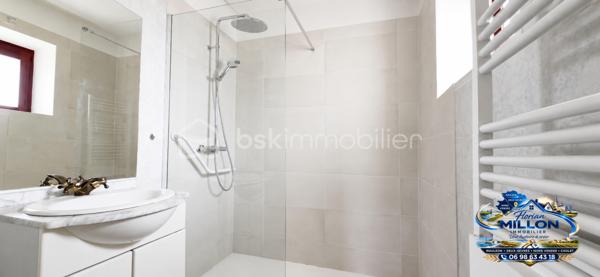 Une belle opportunité, idéale en résidence principale ou pour un investissement en location saisonnière et/ou annuelle !

À seulement quelques pas des commerces, écoles et services, venez découvrir cette agréable maison de caractère d'environ 96 m² habitables, offrant un beau potentiel et un agencement particulièrement fonctionnel.
Dès l'entrée, le charme de l'ancien opère. Le séjour, chaleureux et convivial, est agrémenté d'un poêle à bois récent, idéal pour profiter d'une ambiance cocooning durant l'hiver. Les radiateurs électriques ont également été remplacés récemment pour un meilleur confort.
L'espace nuit se compose de deux belles chambres, chacune disposant de sa propre salle d'eau, un véritable atout pour préserver l'intimité de chacun ou développer un projet de location saisonnière.

À quelques mètres seulement de la maison, vous bénéficierez d'une parcelle privative indépendante, comprenant :
- un carport,
- un cabanon de stockage,
- un espace permettant de stationner un véhicule,
- un coin repas ou détente aux beaux jours,
- un espace idéal pour le stockage du bois destiné au poêle.

Les atouts du bien :
✅ Maison de caractère
✅ Environ 96 m² habitables.
✅ 2 chambres
✅ 2 salles d'eau
✅ Poêle à bois récent 
✅ Radiateurs électriques remplacés récemment.
✅ Carport
✅ Cabanon
✅ Faible entretien extérieur
✅ Commerces accessibles à pied
✅ Idéal résidence principale, pied-à-terre ou investissement locatif.

💰 66 667 € HAI – Honoraires à la charge du vendeur

📞 Une visite ? Parlons-en !
Florian MILLON
Conseiller immobilier BSK Immobilier
📱 06 98 63 43 18
📧 f.millon@bskimmobilier.com