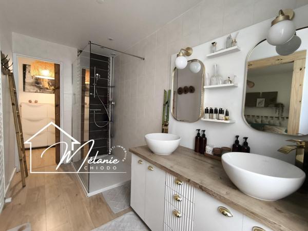 Maison rénovée lumineuse spacieuse offre de beau volume avec 4 chambres et dépendance cours terrasse